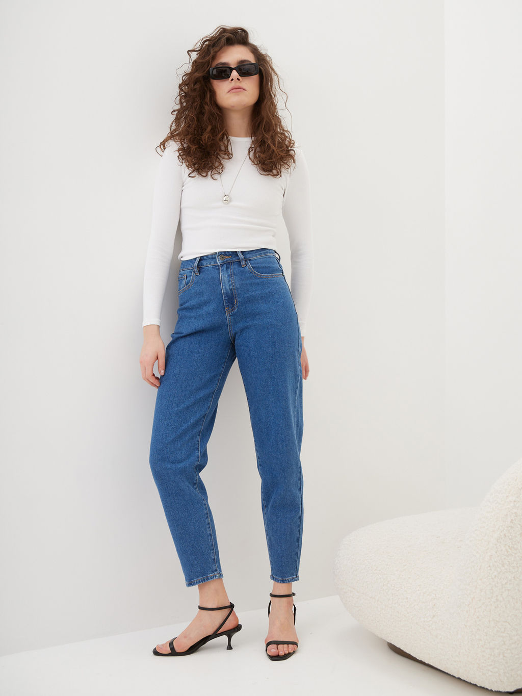 Женские джинсы mom fit с высокой посадкой - Mossmore фото 26