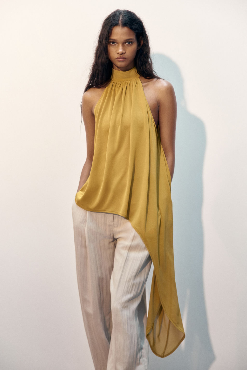 Top asim?trico con escote halter - H&m фото 6
