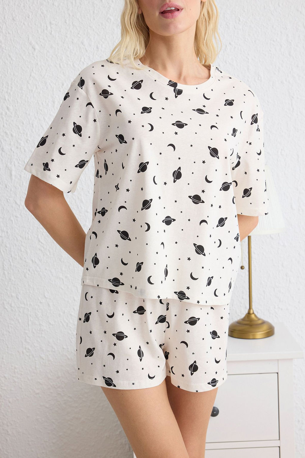 Trendyolmilla Beyaz %100 Pamuklu Galaksi Desenli Sortlu Orme Pijama Tak?m? THMSS25PT00070  фото 3