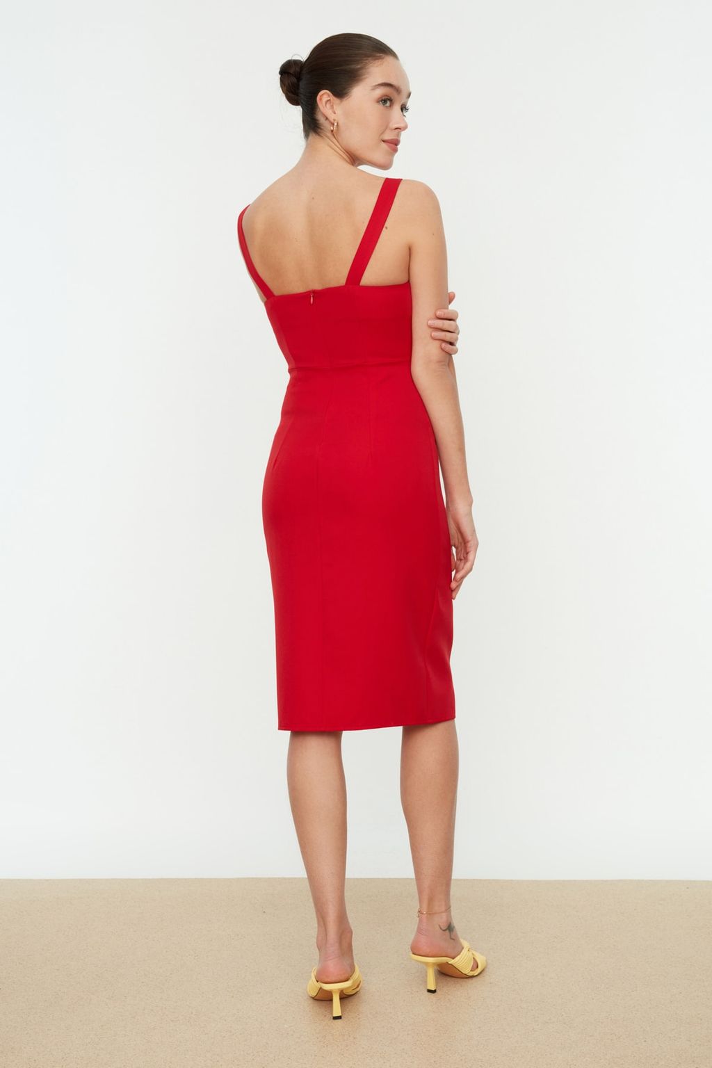 K?rm?z? Vucudu Saran Y?rtmacl? Ask?l? Midi Kalem Etek Dokuma Elbise TWOSS19BB0216