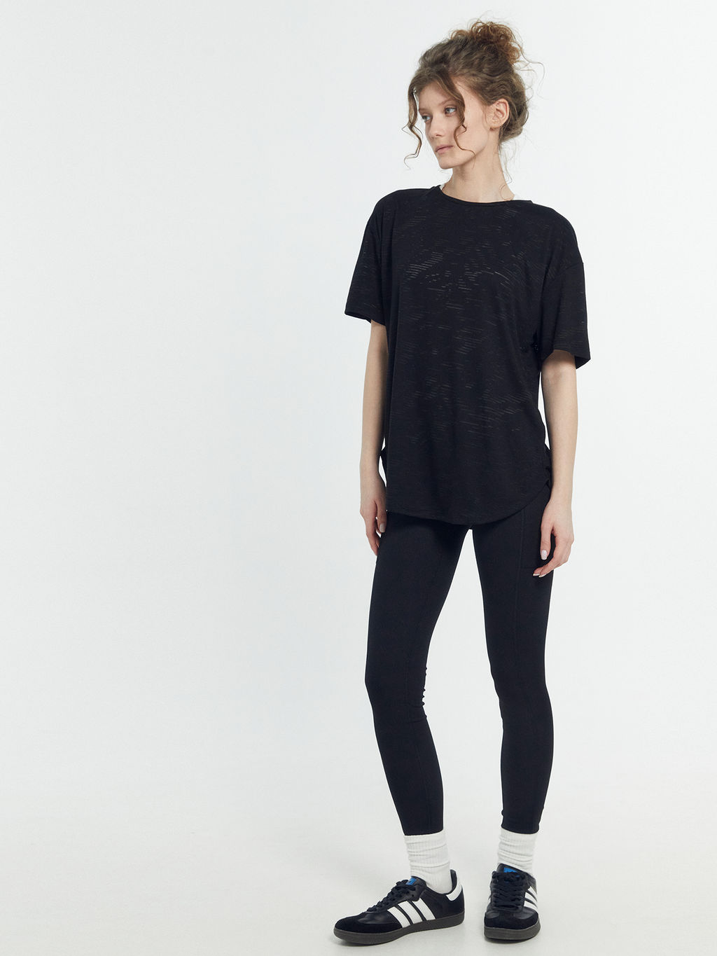 Футболка женская черная c рисунком волны волны на черном 302945/1 - Mark formelle фото 4