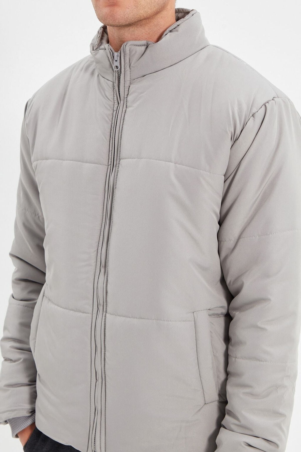 TRENDYOL MAN Koyu Yesil Regular Fit Cepli Ruzgara ve Suya Dayan?kl? Sisme Mont TMNAW22MO0091 - Trendyolmilla фото 12