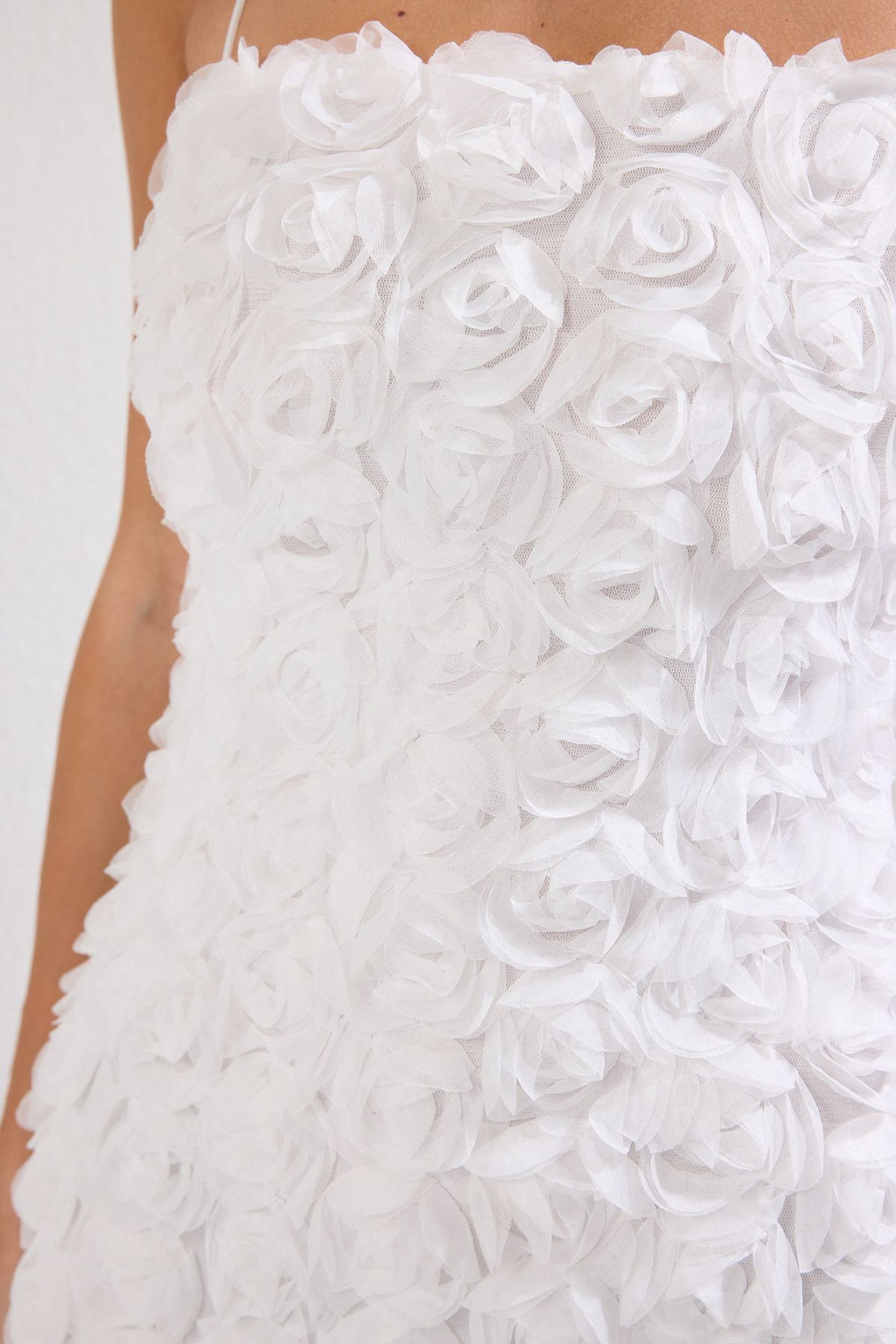 TRENDYOLMILLA Beyaz 3 Boyutlu Gul Aplike Detayl? Dugun/Nikah S?k Abiye Elbise TPRSS25EL00018  фото 5