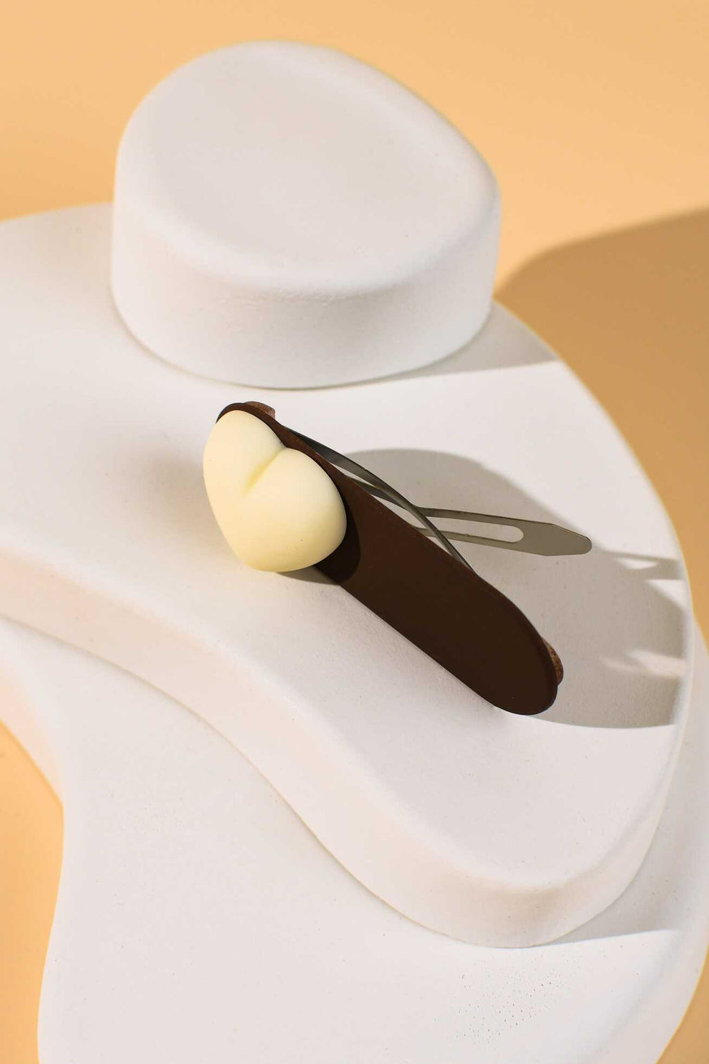 Набор заколок для волос клик-клак, зажим, софт-тач, арт. 71754 / 10 СЕРДЕЧКИ (в наборе: 2шт., 6,4; 6,7 см, черный металл, поликарбонат, полиэфирная смола, цвет: бежевый, коричневый, подложка из мелованного картона + ПЭТ-пакет с европодвесом)