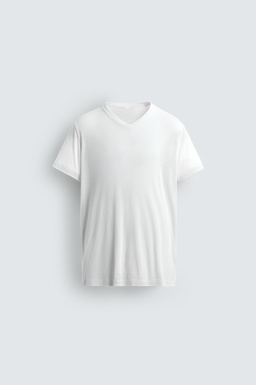 CAMISETA CUELLO PICO ESTRUCTURA VISCOSA / Blanco