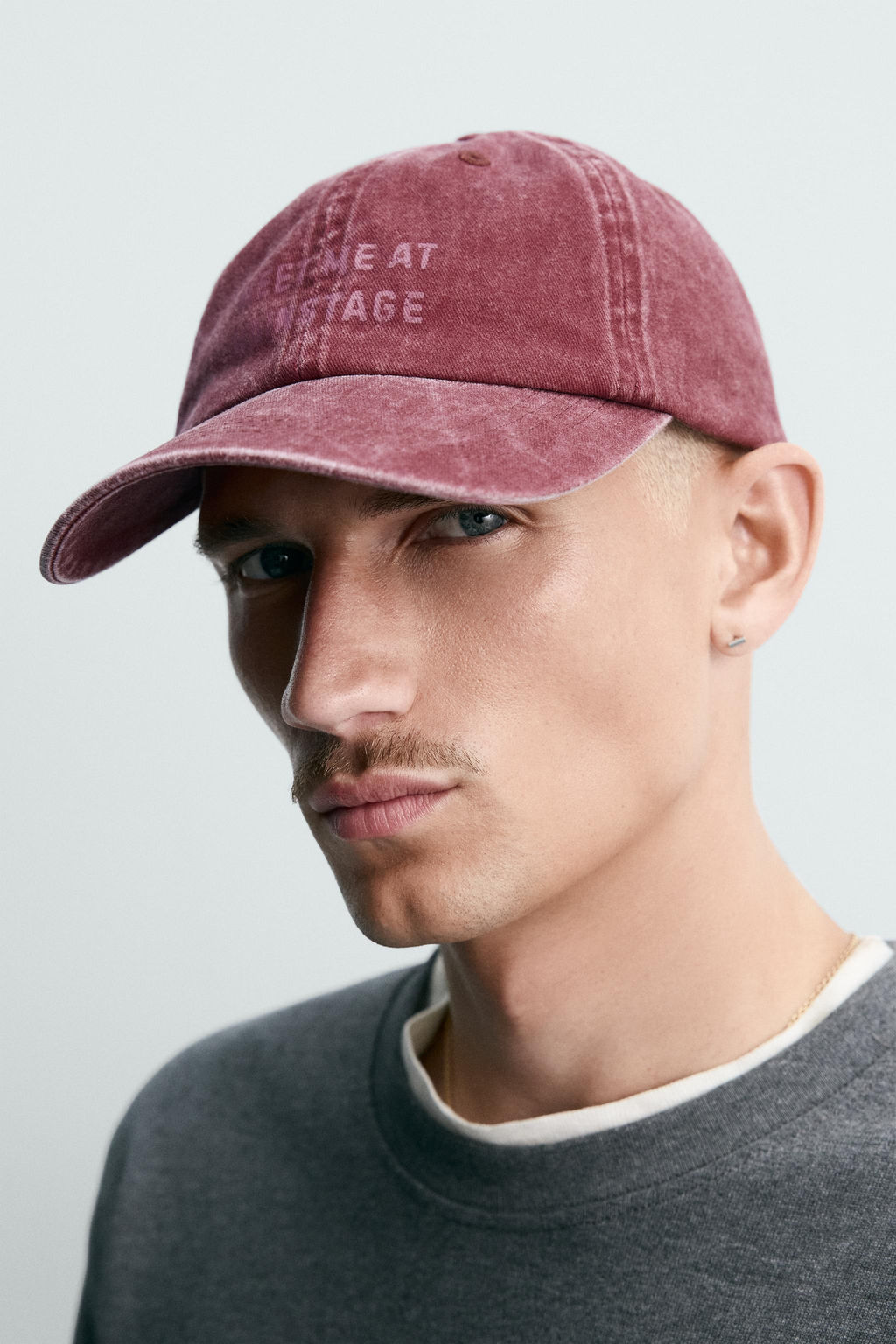 GORRA LAVADA TEXTO ESTAMPADO / Rojo