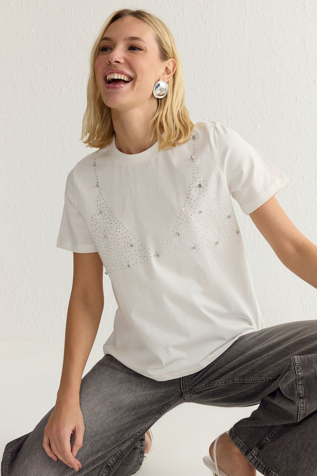 TRENDYOLMILLA Ekru %100 Pamuk Regular/Normal Kal?p Tas Detayl? Orme T-Shirt TWOSS25TS00016  фото 2