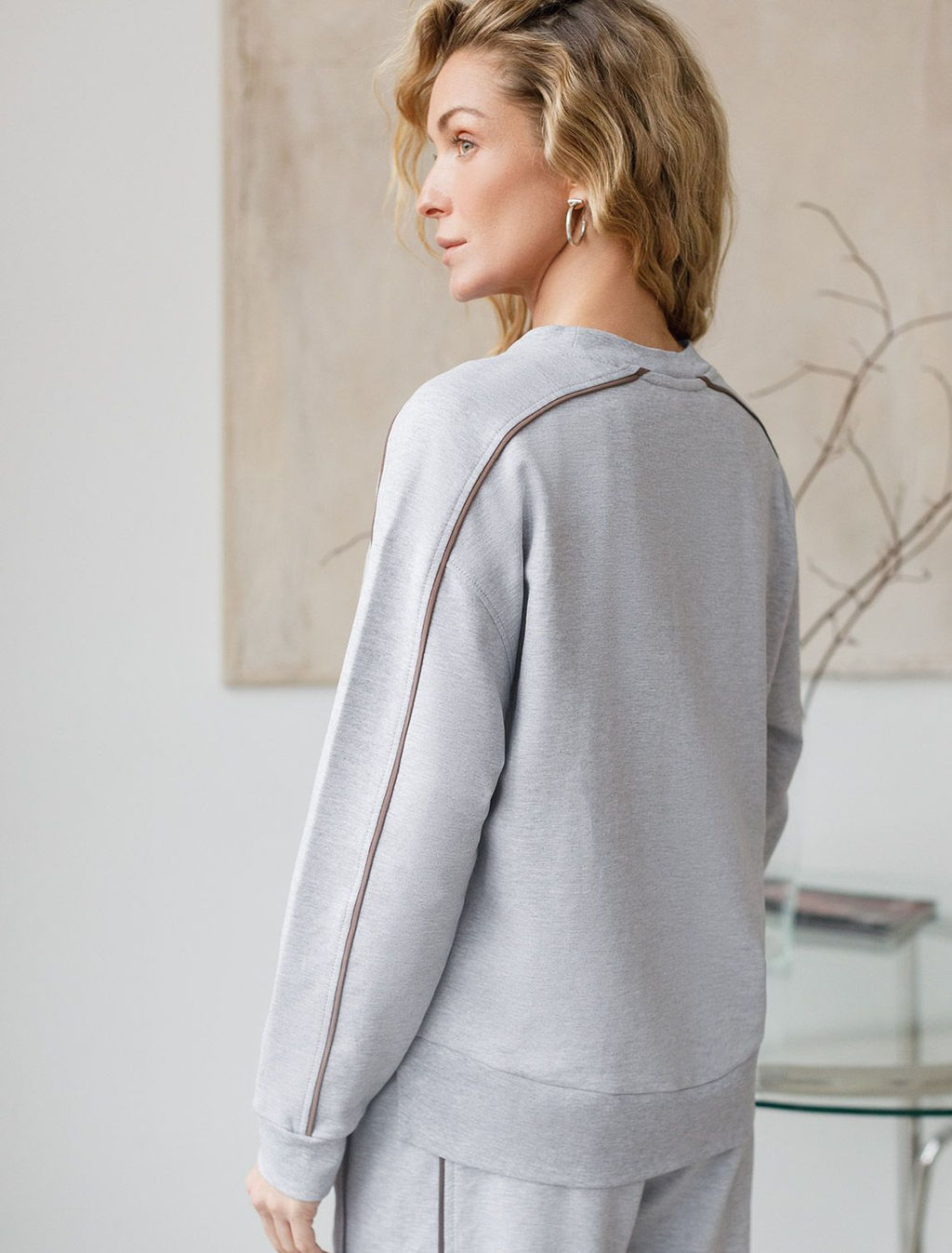 Свитшот с лампасами и разрезами из эластичного футера двухнитки без начеса - Vilatte фото 3