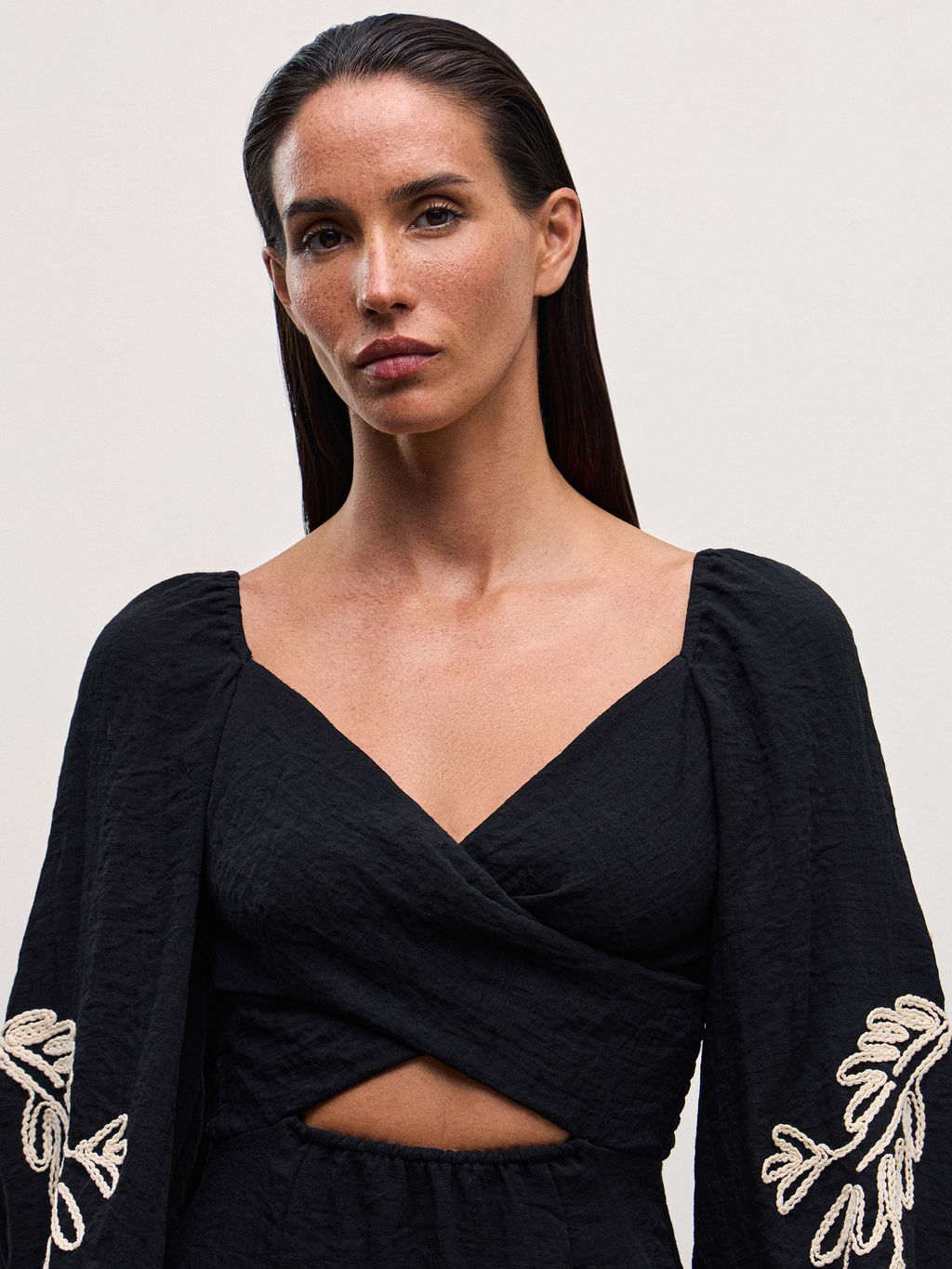 Вискозное платье мини с вышивкой / Zarina  фото 9