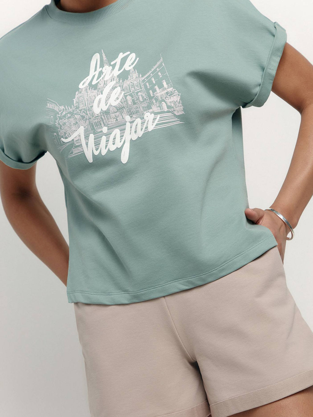 CONTE Oversize-футболка из футера c разрезами по бокам Аrte de viajar LD 1630 green