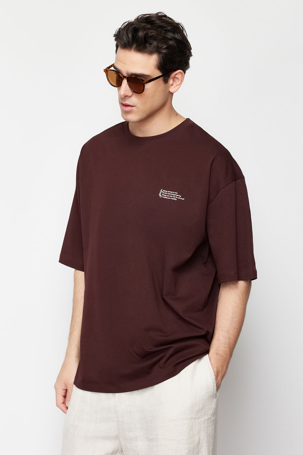 Koyu Kahverengi Oversize/Genis Kesim %100 Pamuklu Minimal Yaz? Bask?l? T-Shirt TMNSS23TS00084