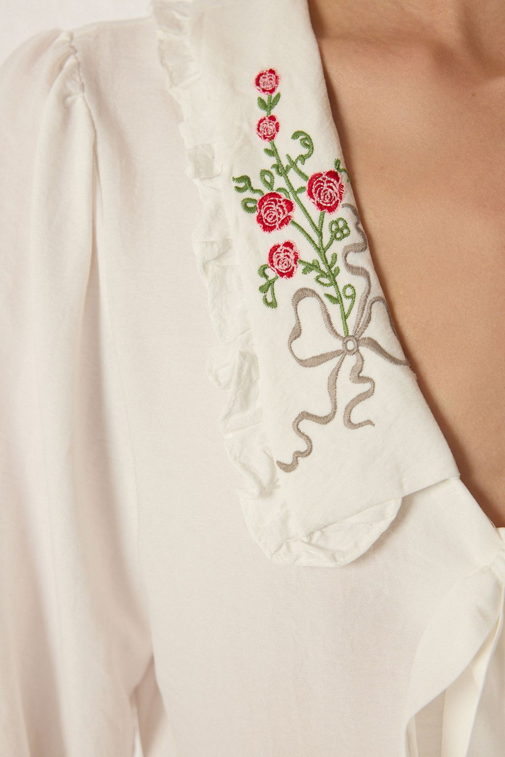 TRENDYOLMILLA Beyaz Yakada Nak?s Ve F?rf?r Detayl? Onden Baglamal? Regular Kal?p Dokuma Gomlek TWOSS25GO00033 фото 4