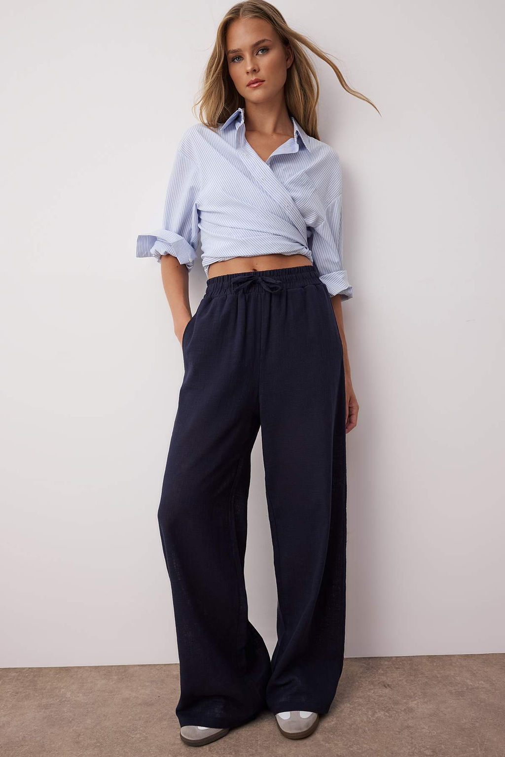 Lacivert Keten Gorunumlu Wide Leg/Genis Paca Sort Astarl? Beli Lastikli Pantolon TWOSS25PL00121