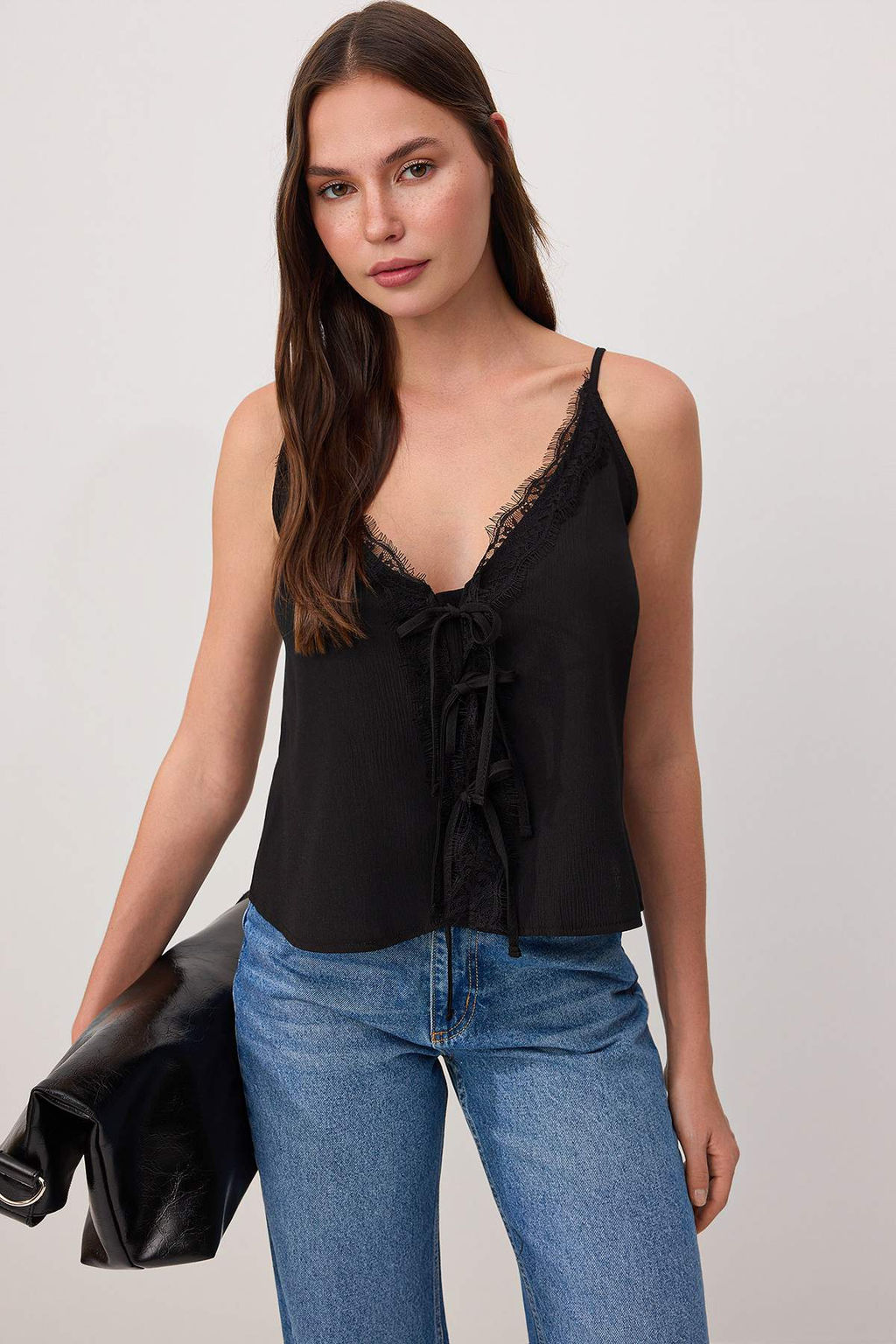 Siyah Derin V Yaka Dantel ve Baglama Detayl? Dokuma Bluz TWOSS26BZ00554