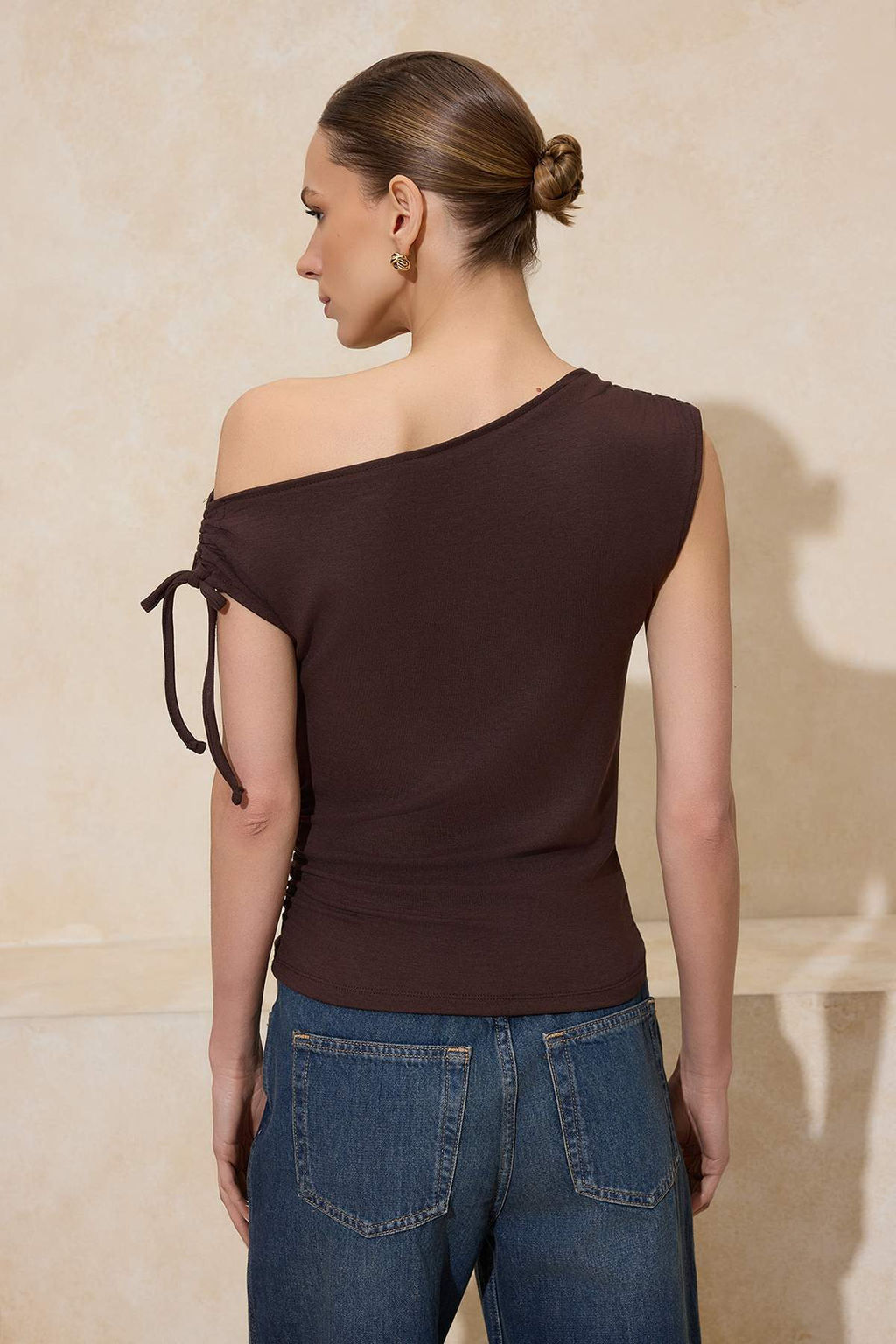 Kahverengi Fitted/Vucuda Oturan Asimetrik Yaka Kolsuz Yumusak Orme Bluz TWOSS26BZ00046