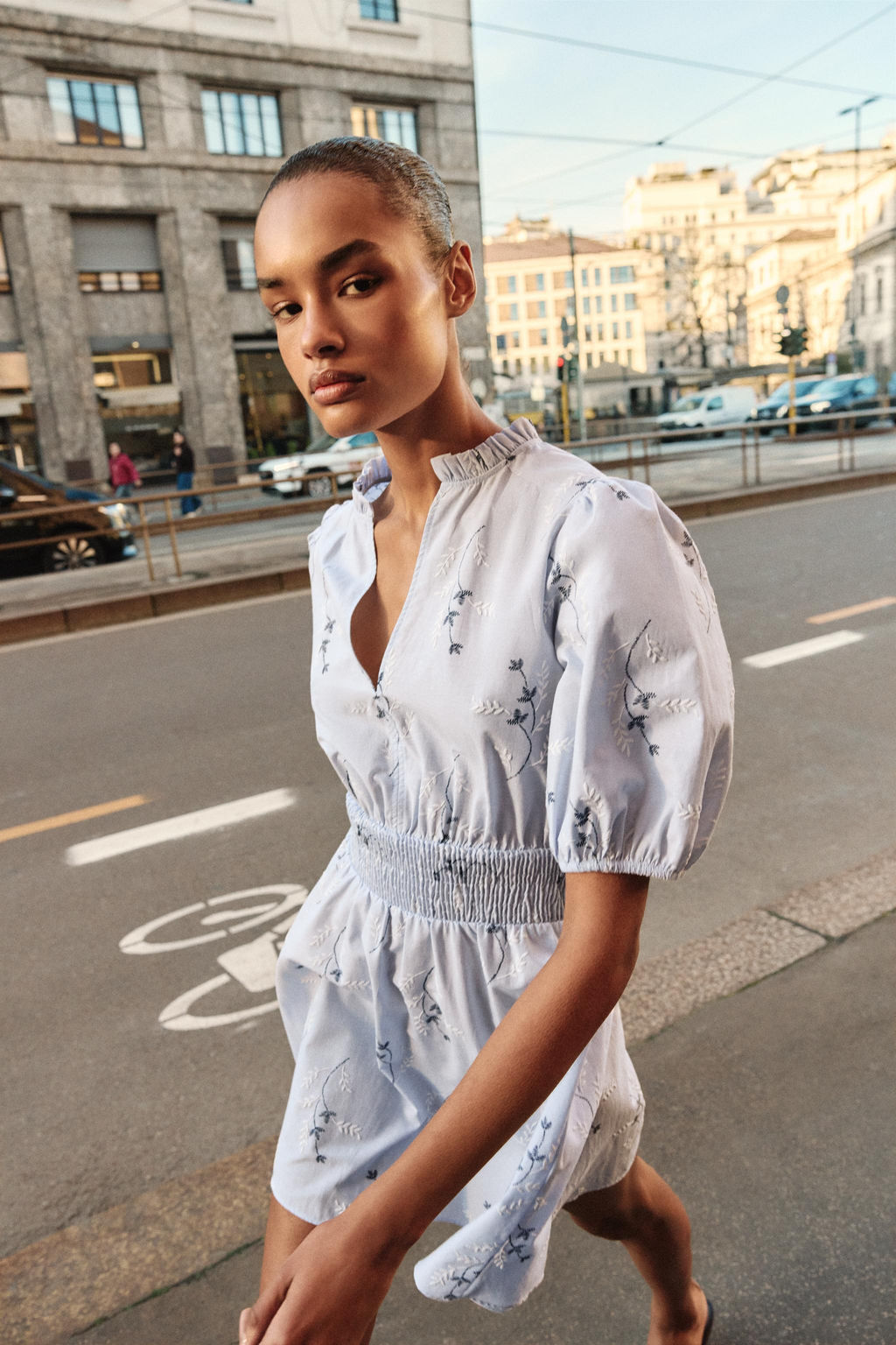 VESTIDO ESTAMPADO BORDADOS ENGOMADOS / Azul / Blanco - Zara фото 4