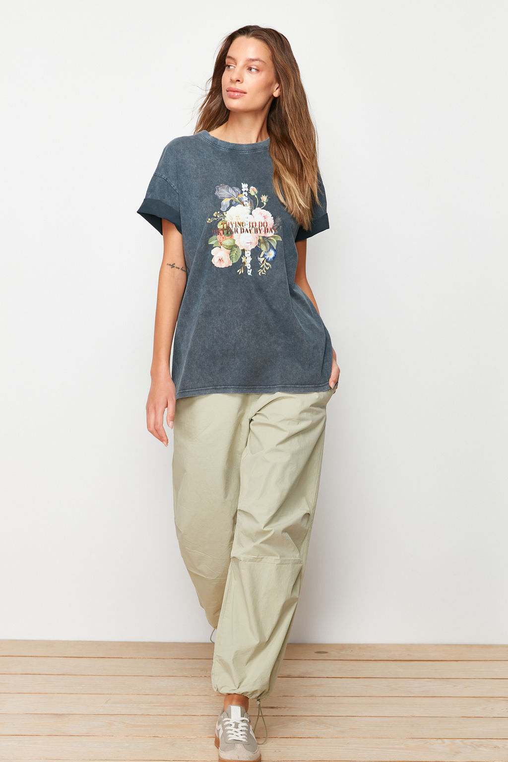 TRENDYOLMILLA Indigo %100 Pamuk Bask?l? ve Soluk Efektli Boyfriend Orme T-Shirt TWOSS23TS00281 фото 3