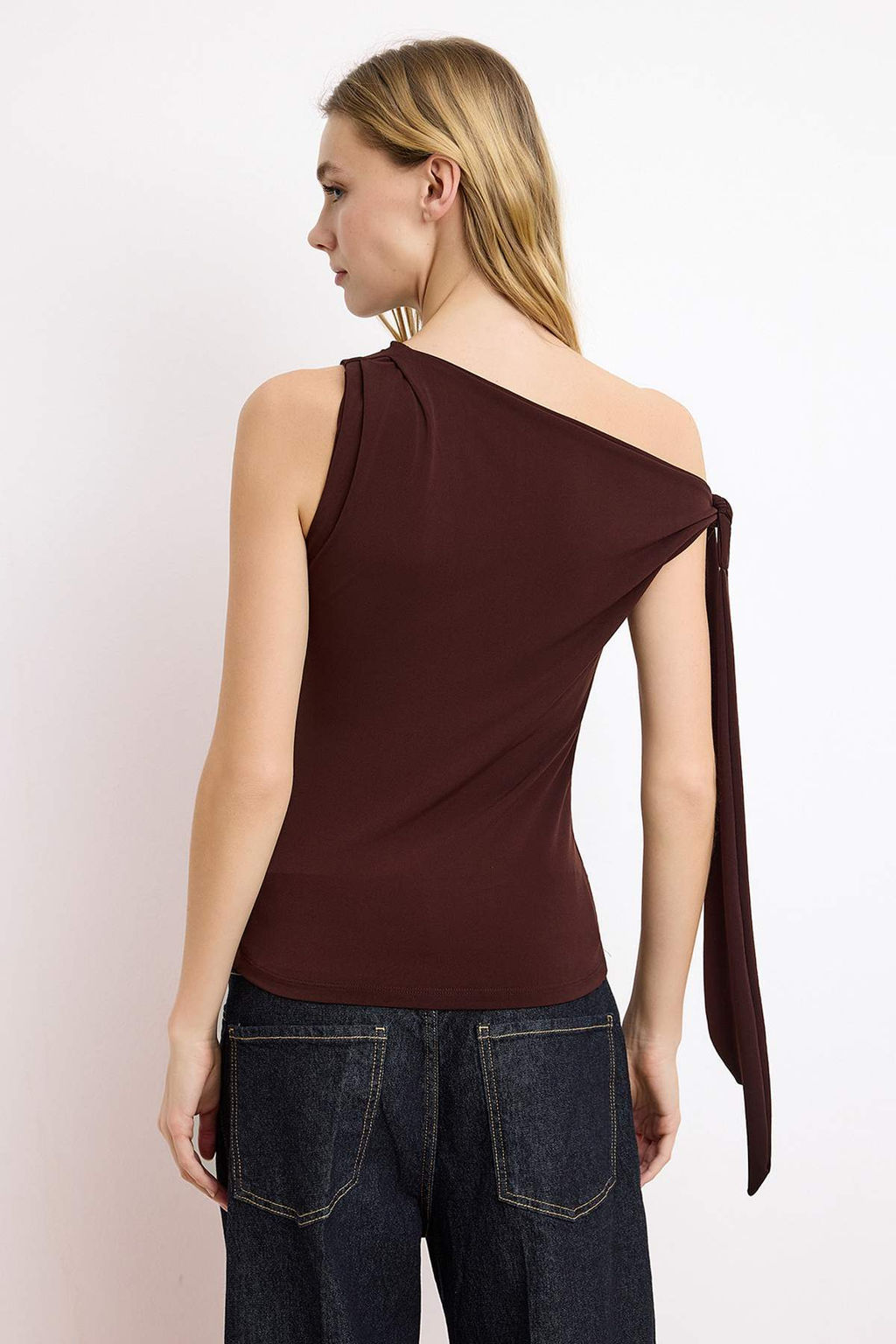 Kahverengi Asimetrik Yaka Baglama Detayl? Esnek Orme Bluz TWOSS25BZ00400