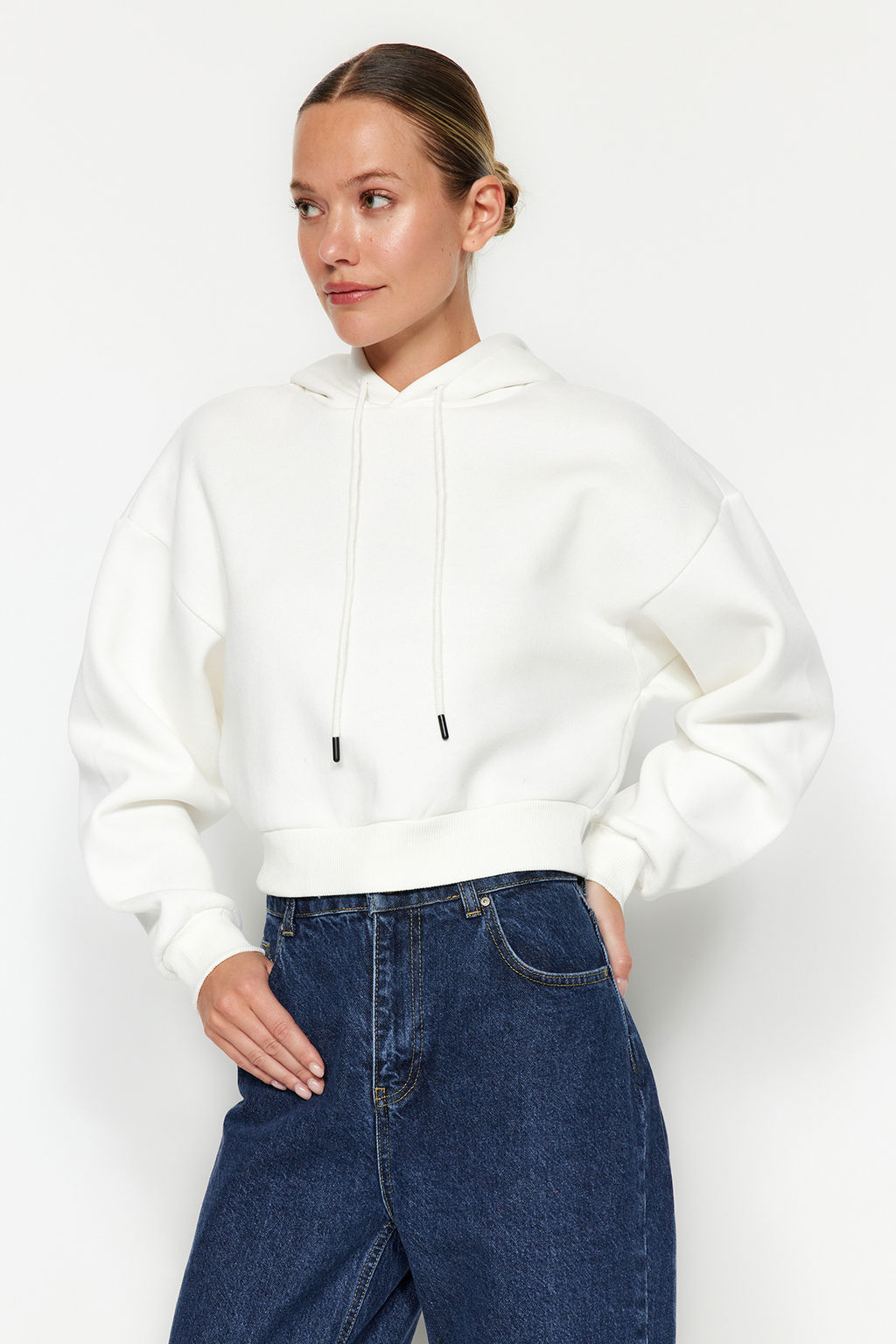 TRENDYOLMILLA Ekru Kal?n Ici Polarl? Kapusonlu Rahat Kesim Crop Basic Orme Sweatshirt TWOAW24SW00105  фото 14