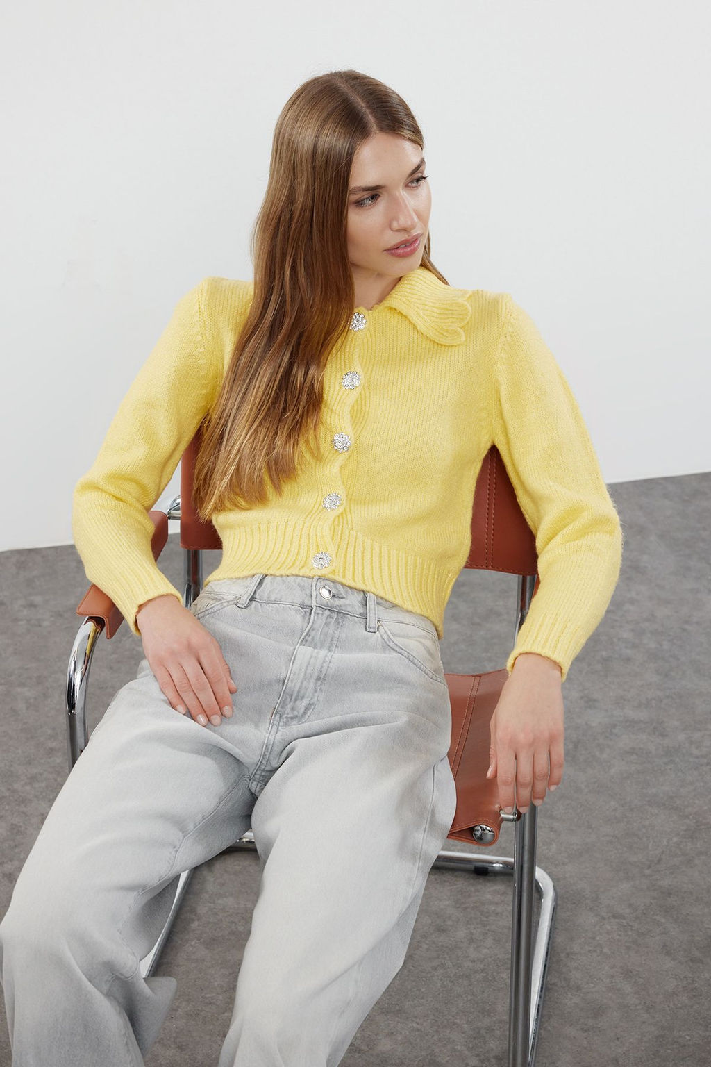 TRENDYOLMILLA Siyah Crop Yumusak Dokulu Mucevher Dugmeli Triko H?rka TWOAW25HI00098