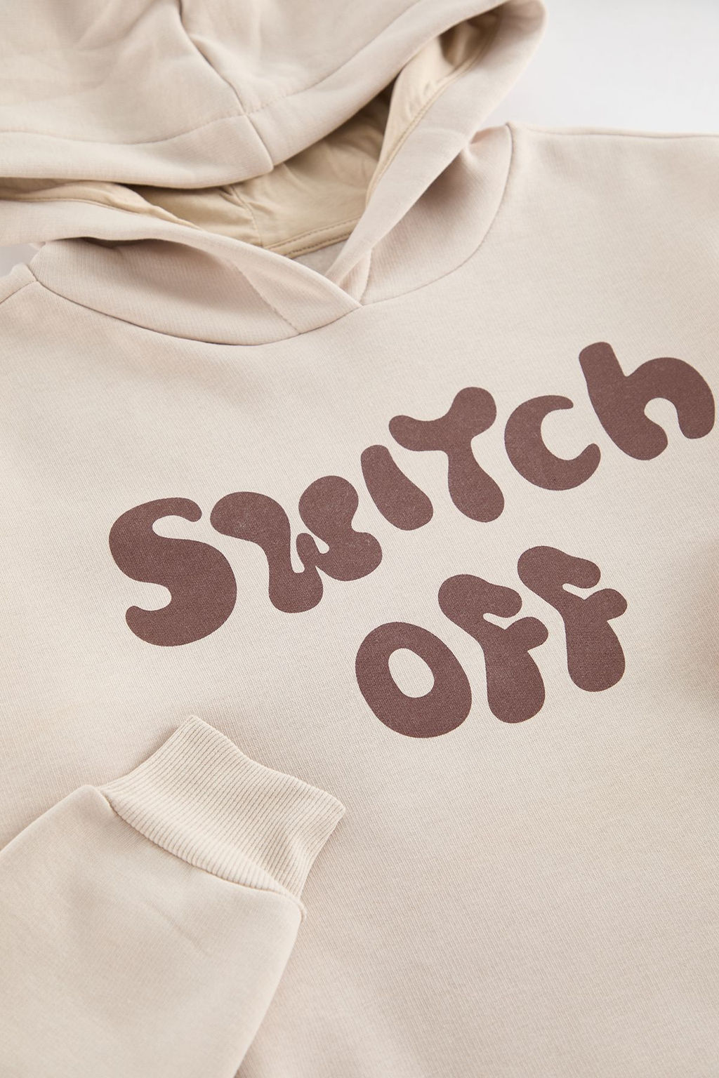 Bej Oversize/Genis Kesim Yaz? Bask?l? Kapusonlu Ici Polarl? Sweatshirt TMNAW25SW00113 - Trendyolmilla фото 7