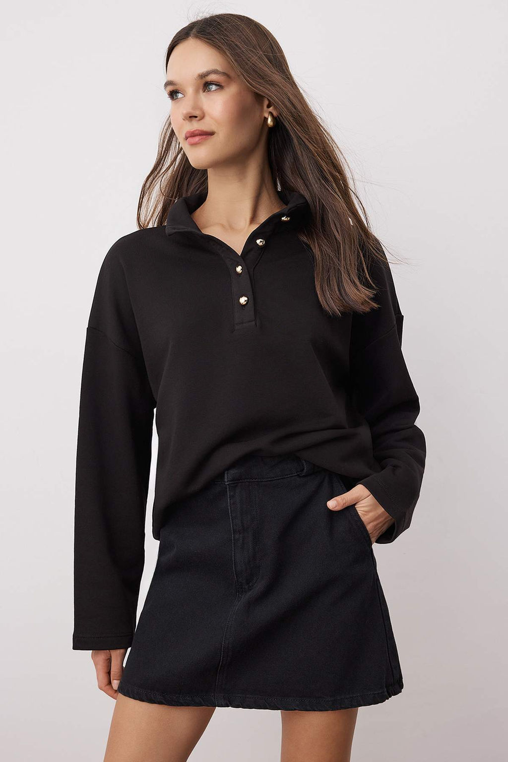 Siyah Oversize/Genis Kal?p Dugme Detayl? Dik Yaka Kal?n Orme Sweatshirt TWOAW26SW00027 - Trendyolmilla фото 2