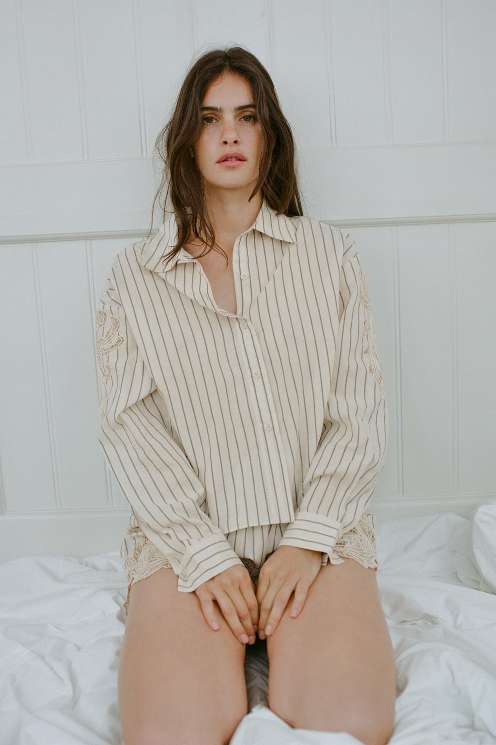 CAMISA RAYAS ENCAJE BORDADOS / Crudo / Negro