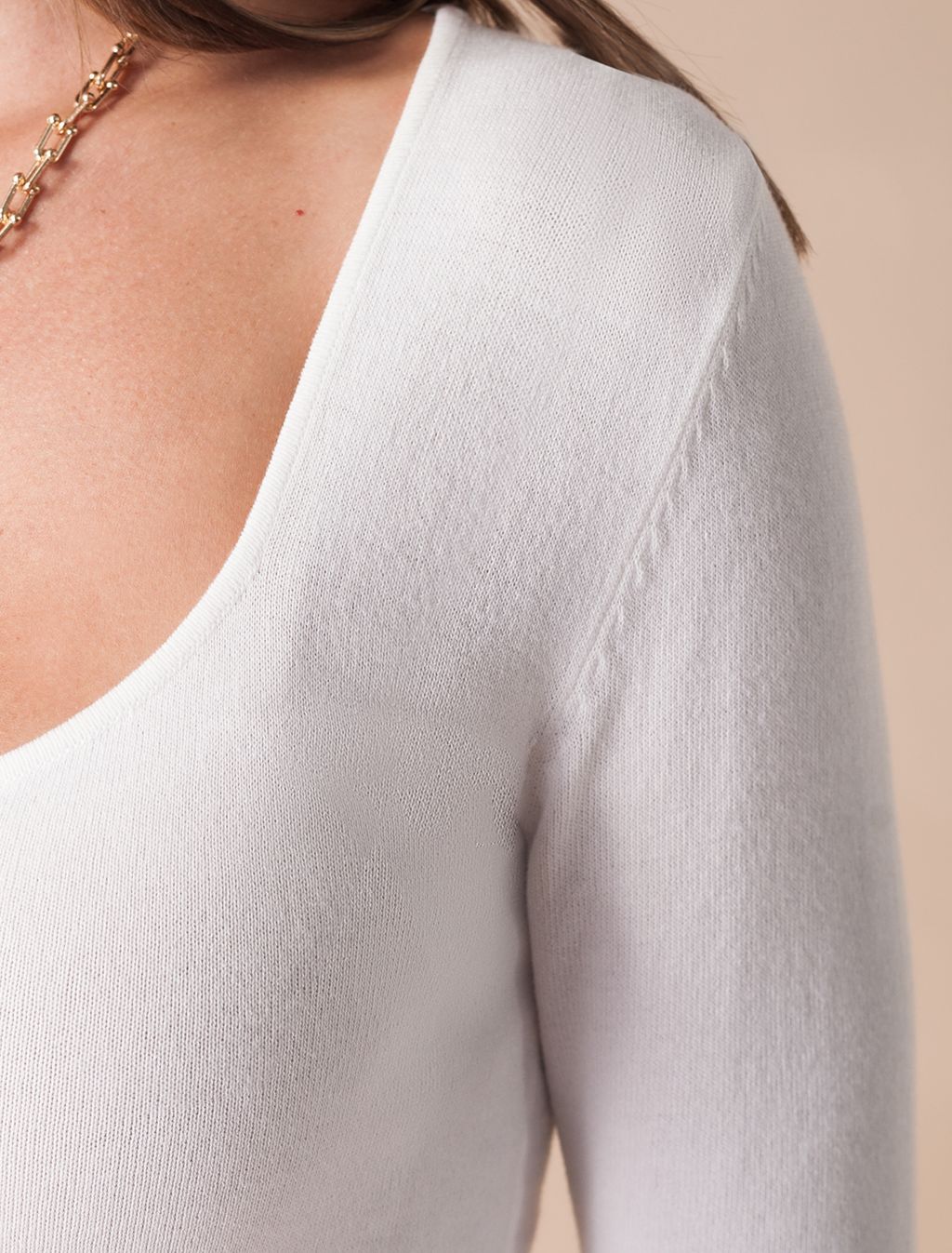 VILATTE / Джемпер тонкой вязки из вискозы с трендовым декольте  фото 3