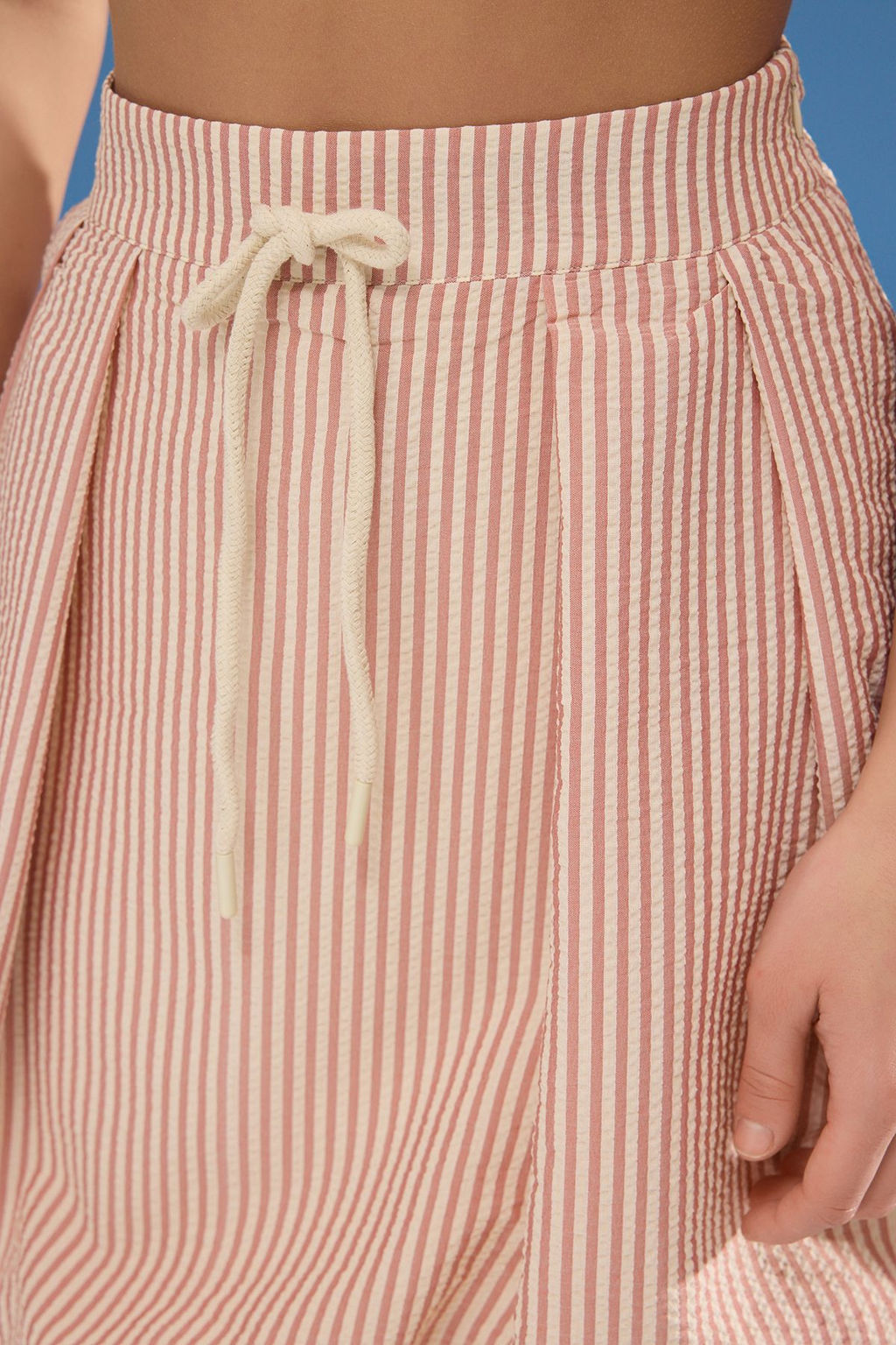 TRENDYOLMILLA K?rm?z? Belden Baglama Balon Detay Detayl? Cizgili Gofre Kumas Mini Boy Dokuma Etek TWOSS25ET00036  фото 3
