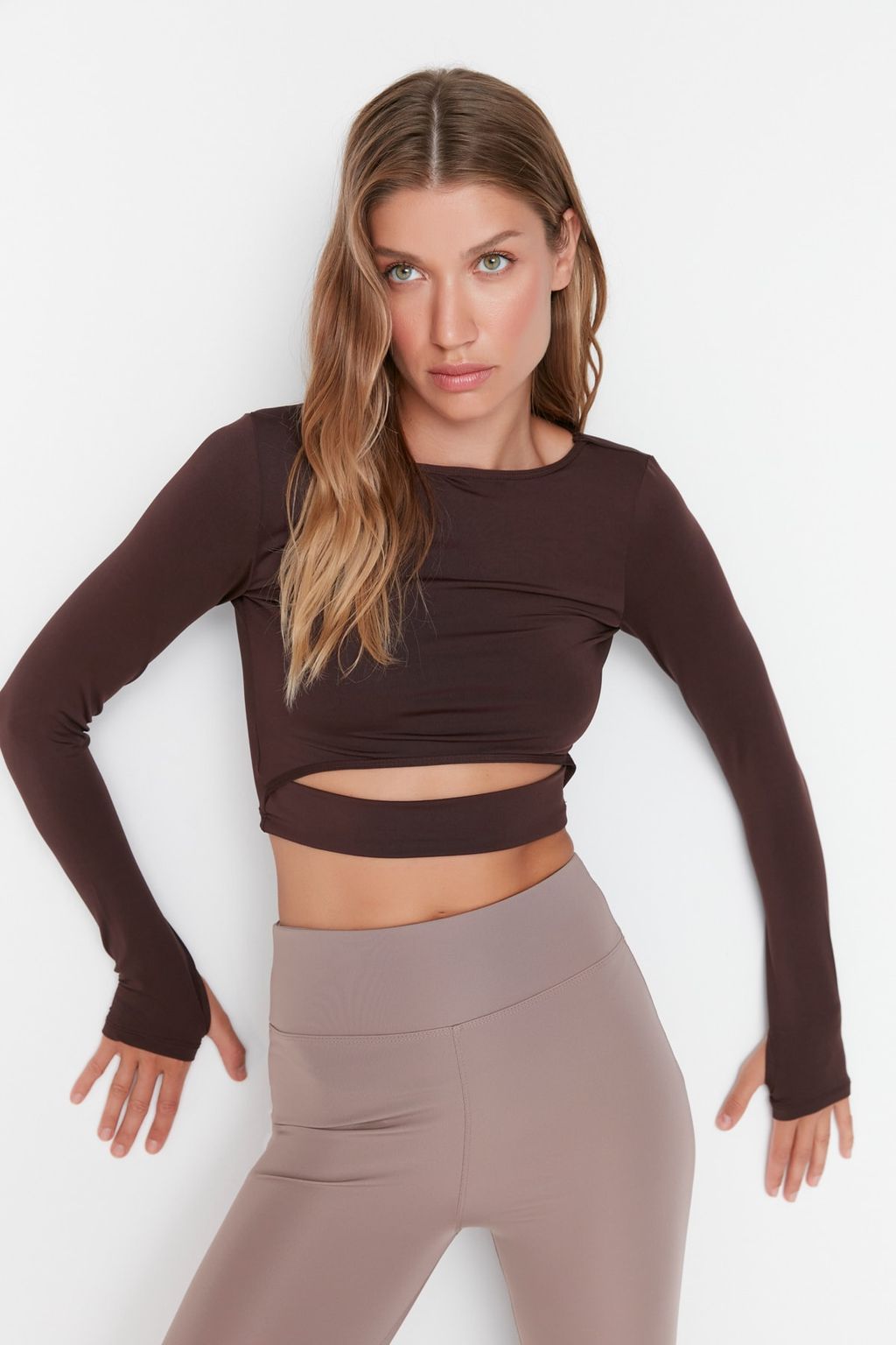 Koyu Kahverengi Crop Pencere/Cut Out ve Bas Parmak Delik Detayl? Orme Spor Ust/Bluz TWOAW21BZ0156