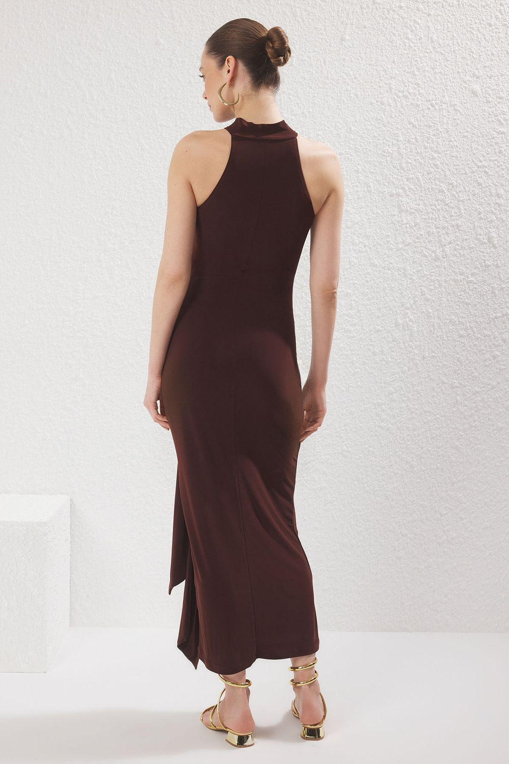 TRENDYOLMILLA Kahverengi Kusak Detayl? Halter Yaka Bodycone/Vucuda Oturan Esnek Maxi Orme Elbise TWOSS25EL00689 фото 4