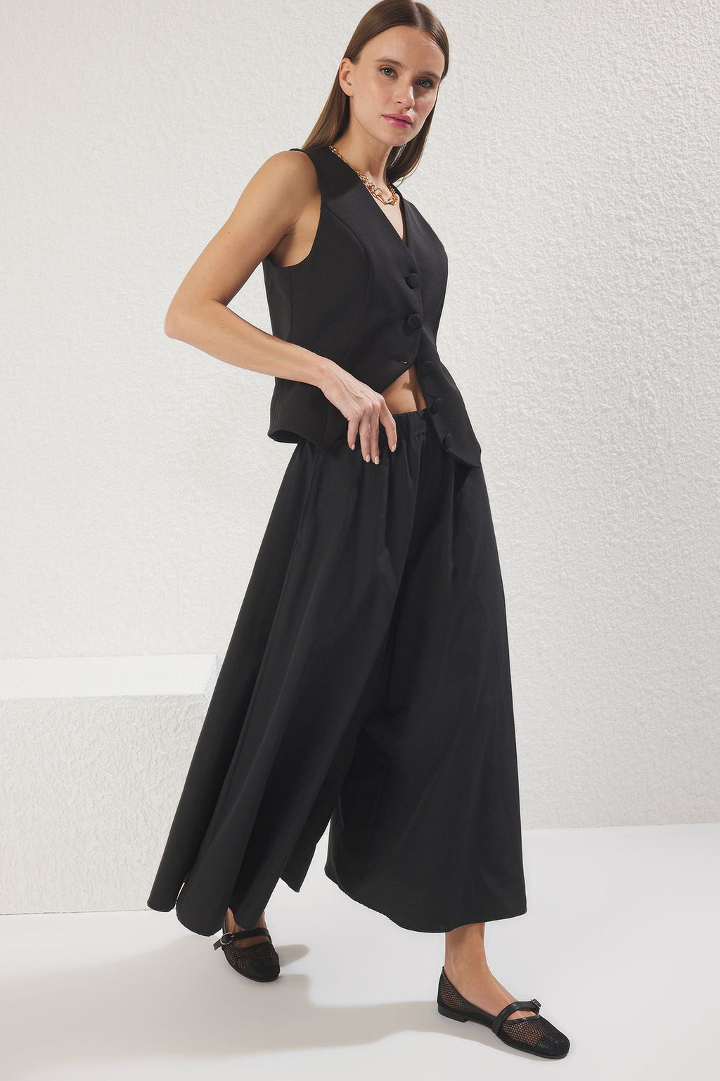 TRENDYOLMILLA Siyah Etek Gorunumlu Paper Touch Wide Leg Extra Genis Paca Beli Lastikli Pantolon TWOSS25PL00101