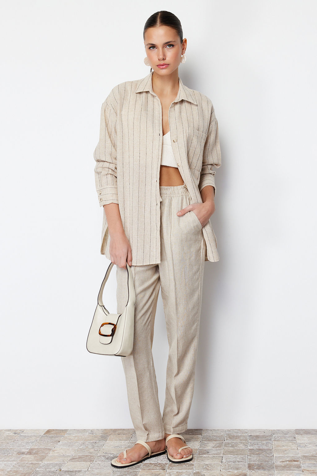 TRENDYOLMILLA Bej Cizgili Oversize Keten Gorunumlu Dokuma Gomlek TWOSS24GO00047