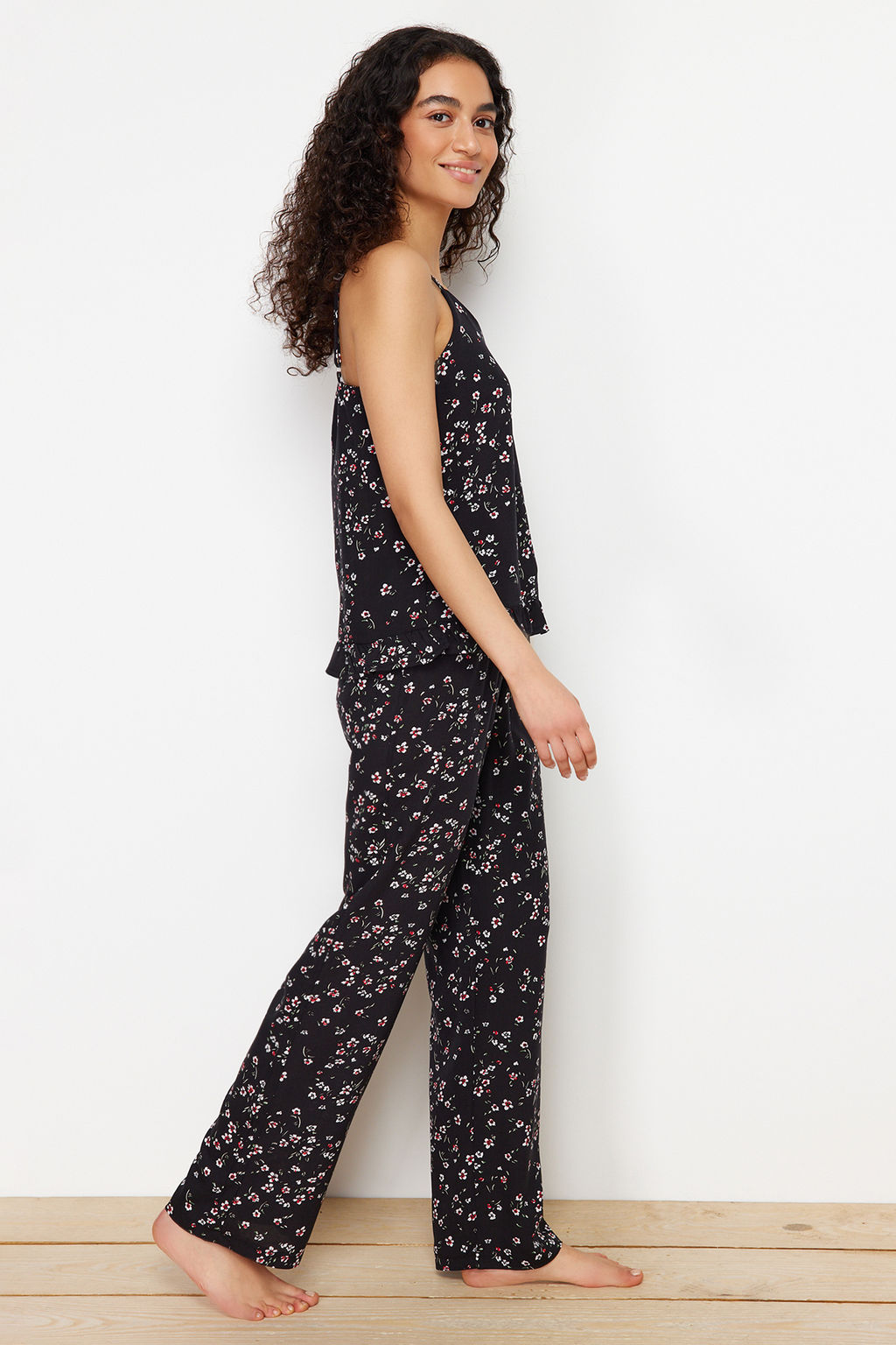 Trendyolmilla Siyah Cicekli F?rf?rl? Ip Ask?l? Viskon Dokuma Pijama Tak?m? THMSS24PT00301