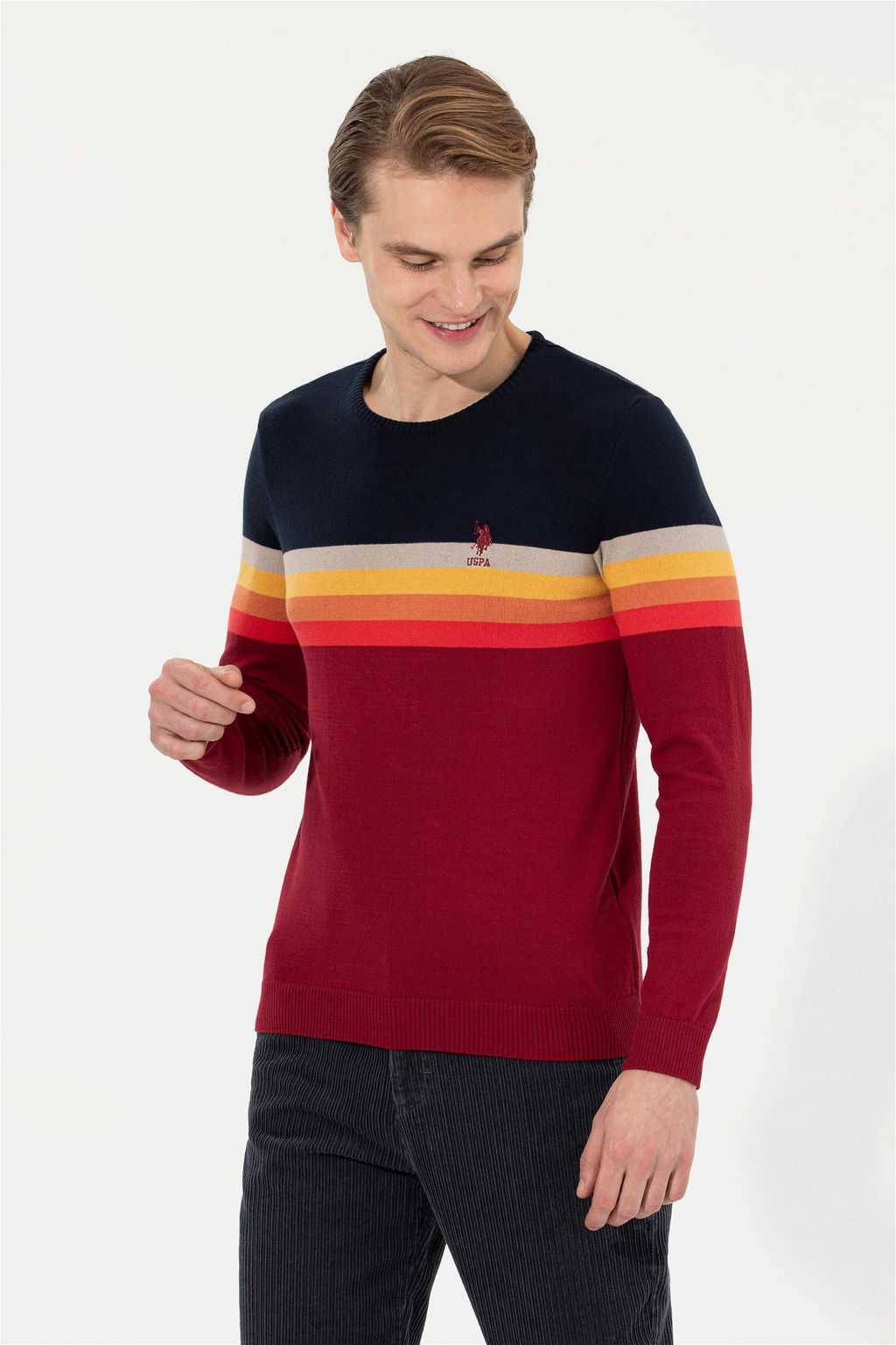 Мужской трикотажный свитер вишневого цвета с круглым вырезом Неожиданная скидка в корзине