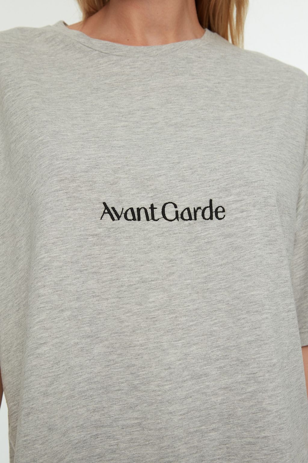 Gri Pamuk Kar?s?ml? Slogan Nak?sl? Relaxed/Genis Rahat Kesim Bisiklet Yaka T-Shirt TWOSS21TS0481