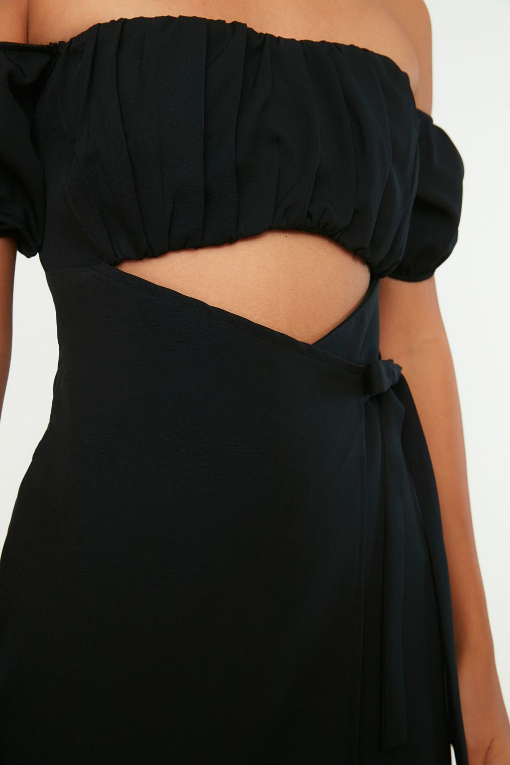 TRENDYOLMILLA Siyah Cut Out/Pencere Detayl? Dokuma K?sa Tulum TPRSS22EL1006  фото 3