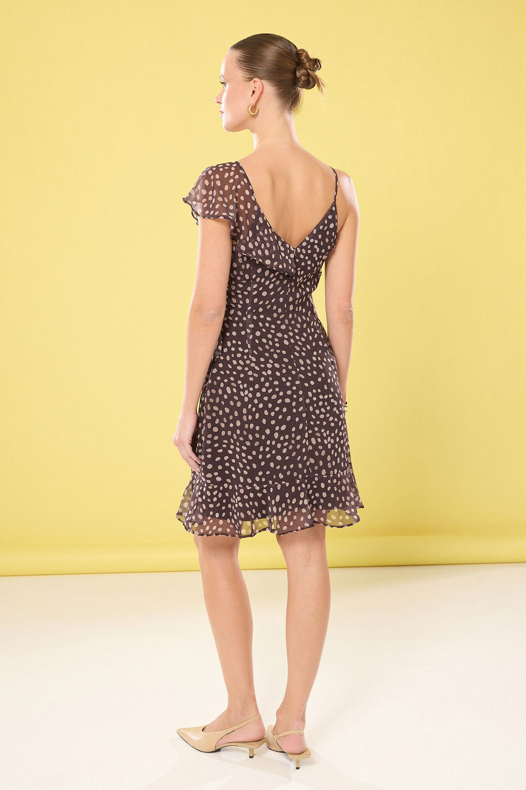 Kahverengi Puantiyeli A Kesim Volanl? Sifon Ucus Ucus Dokuma Mini Elbise TWOSS25EL00454 - Trendyolmilla фото 4