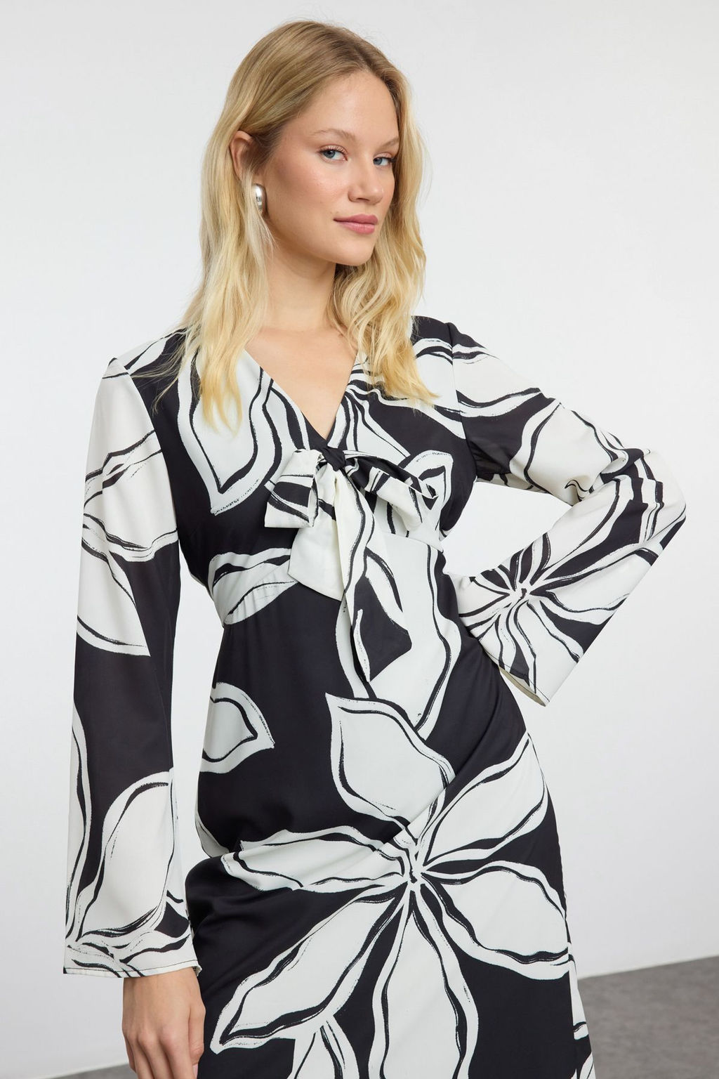 TRENDYOLMILLA Siyah Cicek Desenli A Kesim Baglama Detayl? V Yaka Midi Saten Dokuma Elbise TWOAW25EL00237  фото 7