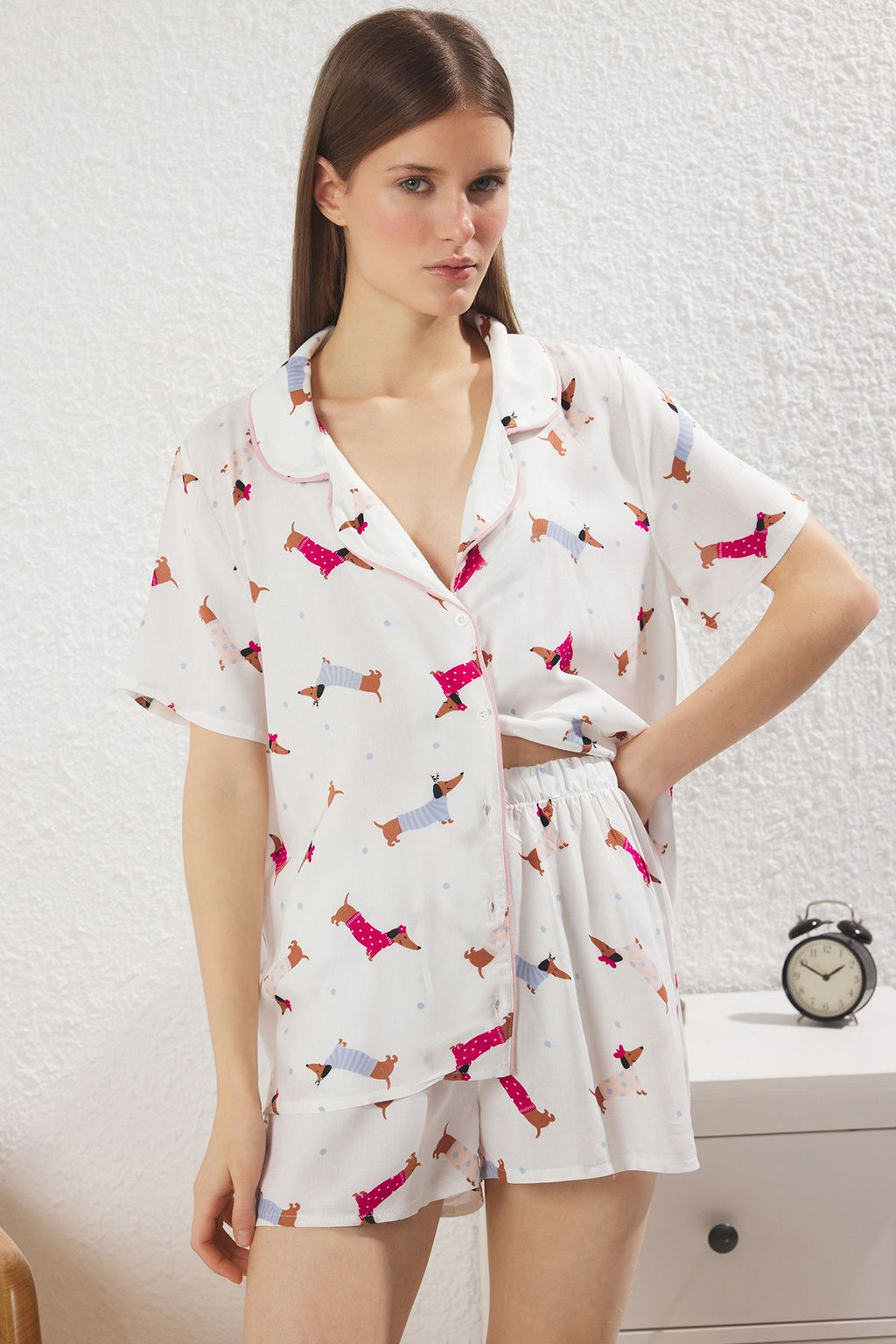 Beyaz-Cok Renkli Kopekli Biyeli Canta Hediyeli Viskon Sortlu Dokuma Pijama Tak?m? THMSS25PT00308 - Trendyolmilla фото 4