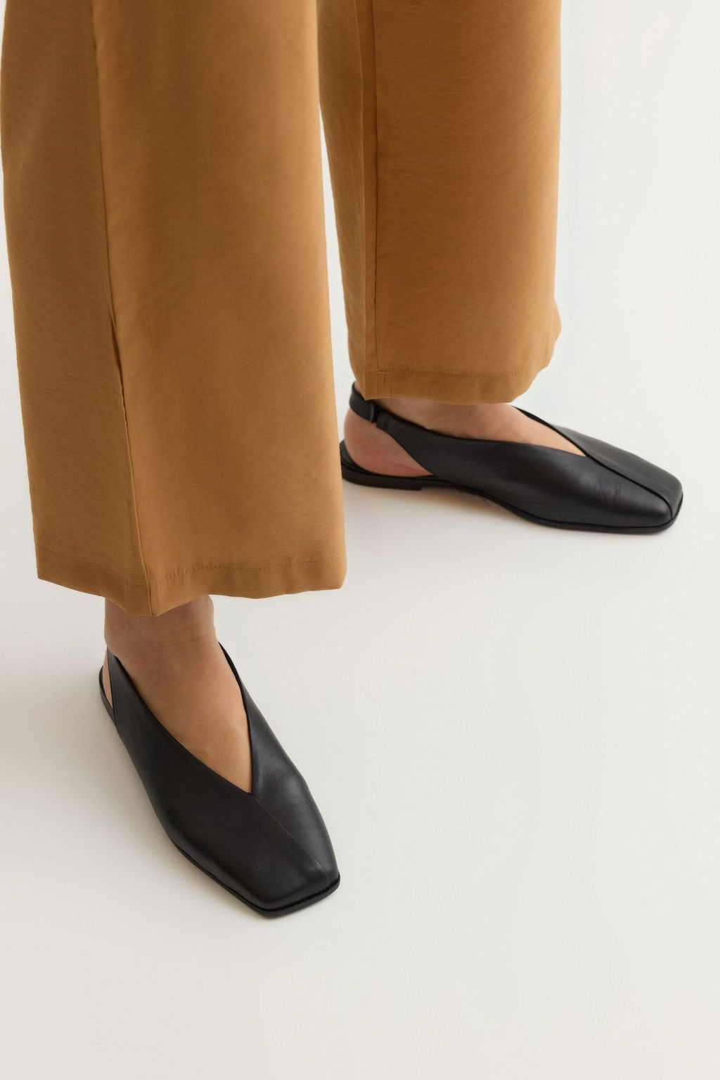 Siyah Hakiki Deri Arkas? Ac?k Kare Burun Kad?n Babet TAKSS25BE00018