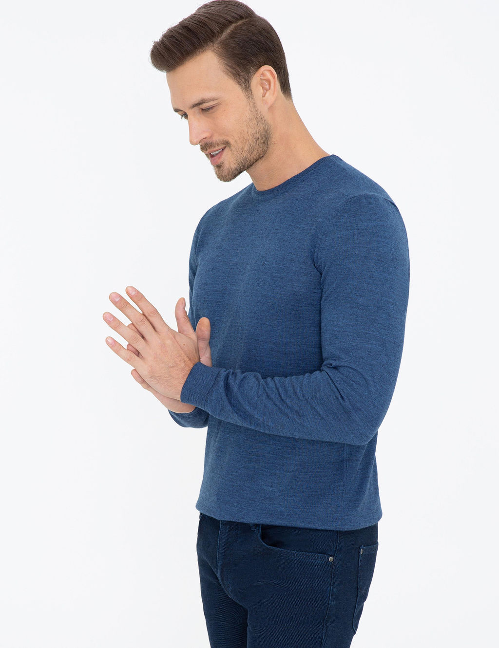 Базовый трикотажный свитер приталенного кроя цвета индиго с круглым вырезом - Cacharel фото 3