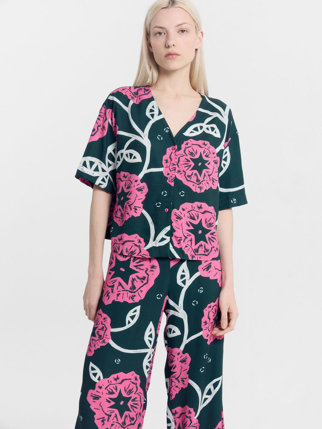 Комплект женский (жакет, брюки) зеленый с цветами - Mark formelle фото 4