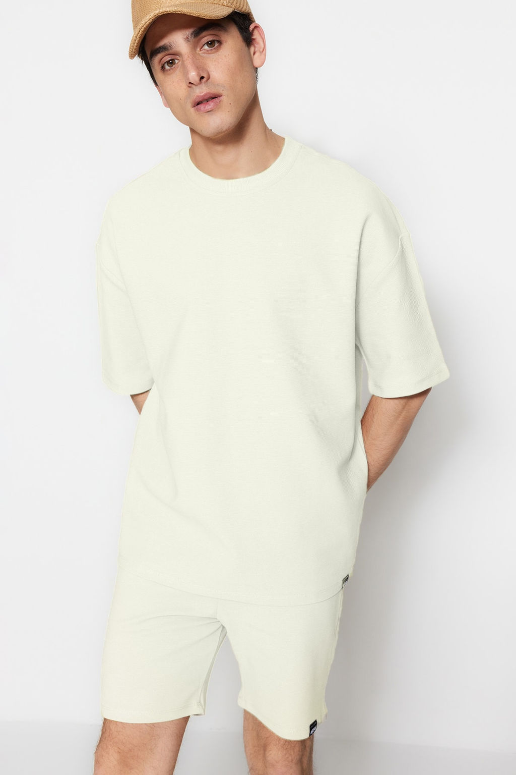TRENDYOL MAN Premium Ekru Oversize %100 Pamuklu Etiketli Dokulu T-Shirt TMNSS23TS00069