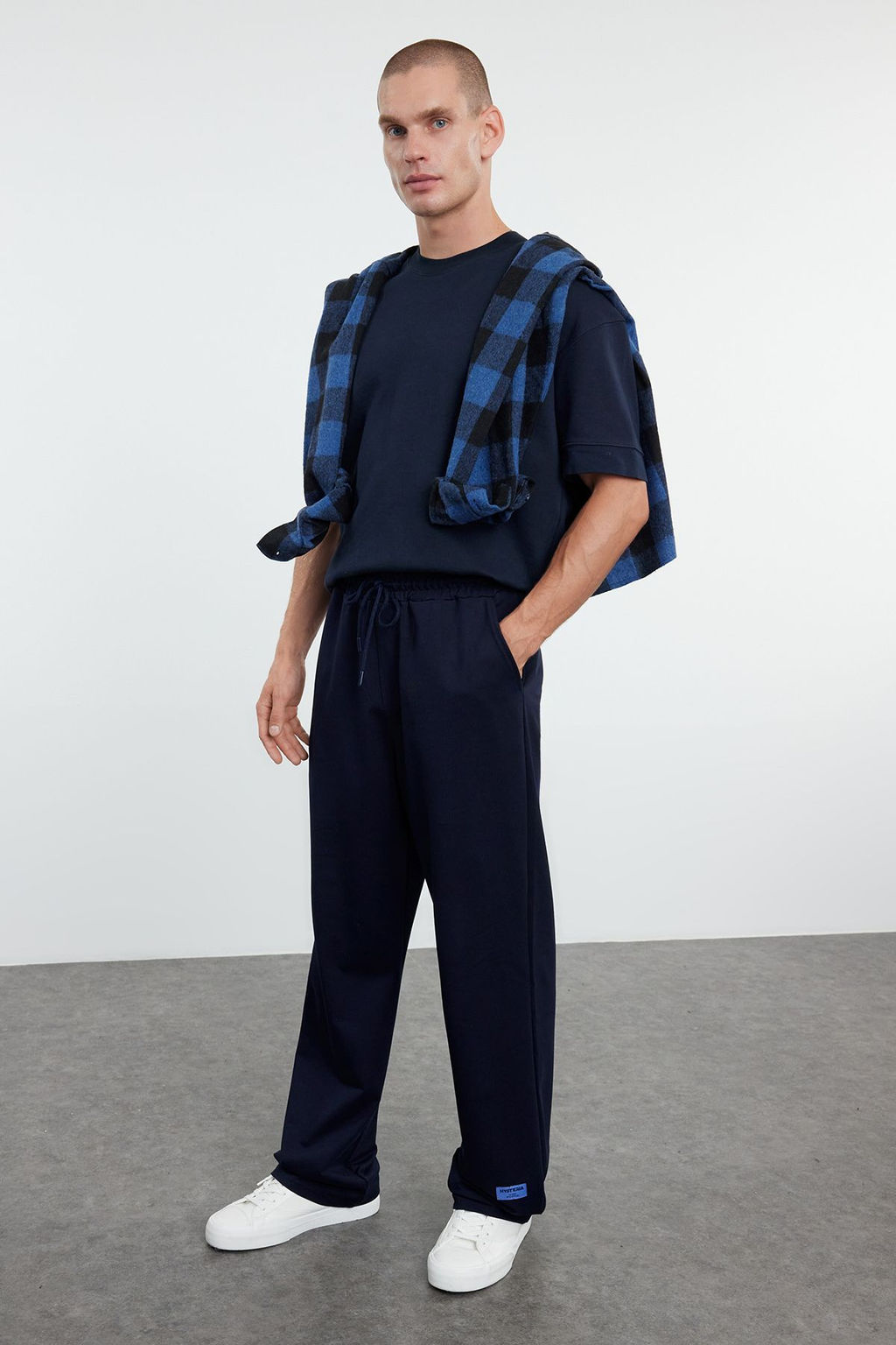 TRENDYOL MAN Lacivert Oversize/Rahat Kesim Lastik Belli Pacas? Etiketli Esofman Alt? TMNSS24EA00006 - Trendyolmilla фото 3