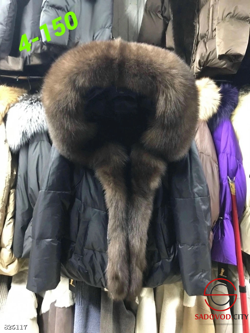 Зимняя женская куртка с капюшоном и мехом