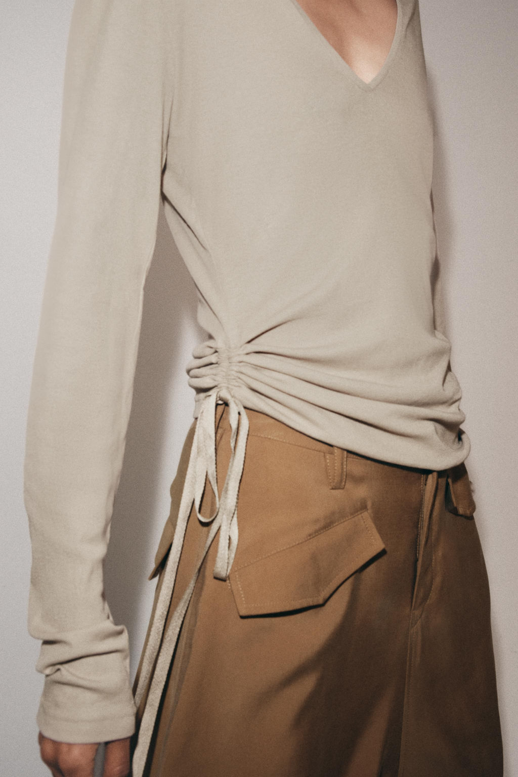 CAMISETA ESCOTE PICO LAZADAS / Marr?n / Topo - Zara фото 3