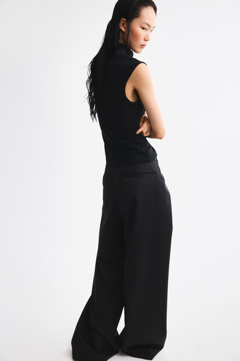 Top cut-out con cuello elevado - H&m фото 4