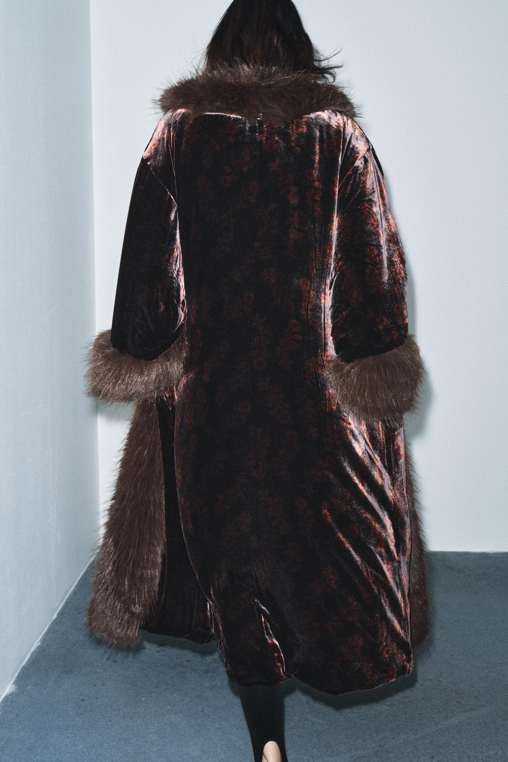 VELVET PRINTED FAUX FUR COAT - Zara фото 3