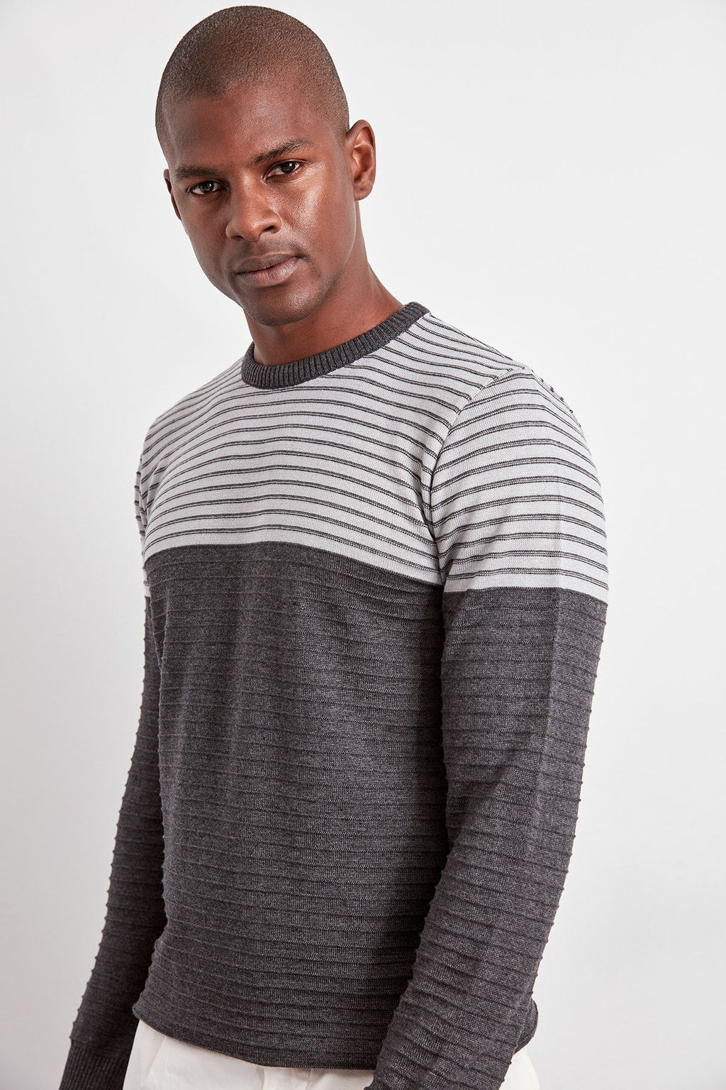 TRENDYOL MAN Gri Slim Dar Kesim Bisiklet Yaka Cizgili Triko Kazak TMNAW20LS0007 - Trendyolmilla фото 2